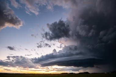 Kanada ovalarında yaz fırtınası