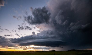 Kanada ovalarında yaz fırtınası