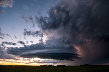 Kanada ovalarında yaz fırtınası