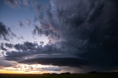 Kanada ovalarında yaz fırtınası