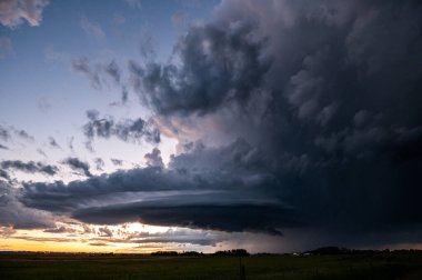 Kanada ovalarında yaz fırtınası