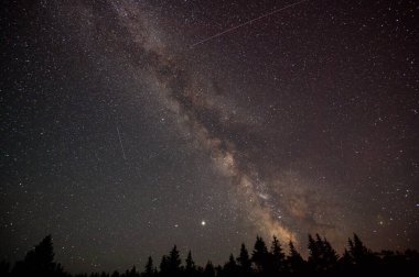 Yazın gökyüzü karanlık bir gökyüzünde