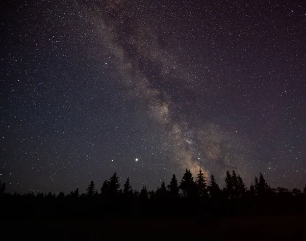 Yazın gökyüzü karanlık bir gökyüzünde