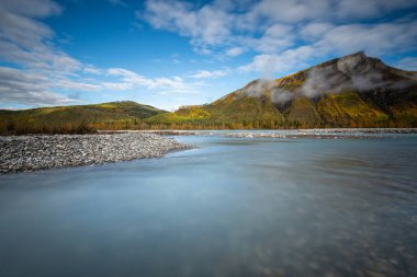 Dağlarda sonbahar manzarası