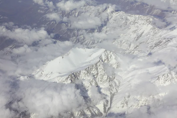 Dağlar. Uçaktan görüntüle. Himalayalar üzerinde uçuş