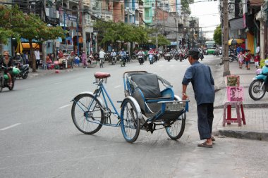 Ho Chi Minh şehrinin merkezinde pedikür yapıyorlar. Vietnam