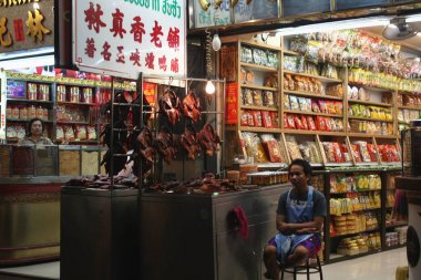 Chinatown Bangkok 'ta. Gece. Dükkanı. Çin eşyaları. Pekin ördek. Kırmızı hiyeroglifleri