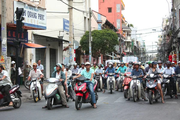 Ho Chi Minh şehrinin sokaklarında Moto trafiği. Vietnam