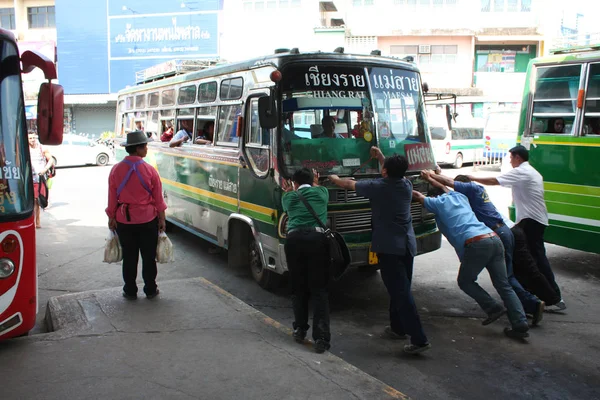 Otobüs krizi. İnsanlar otobüsü onarar. Tayland