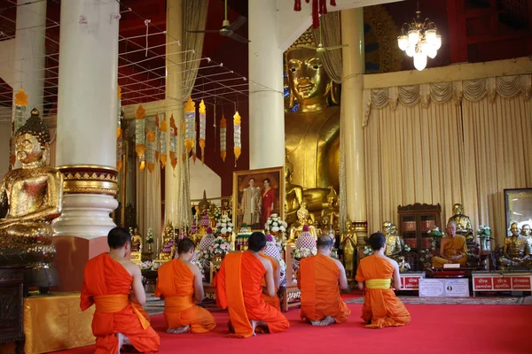 Bir Budist tapınağının içinde. Hizmetteki rahipler. Tayland