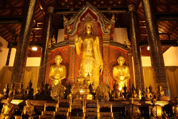 Budizm tanrısı. Tapınağın içinde. Altın Buda. Tayland