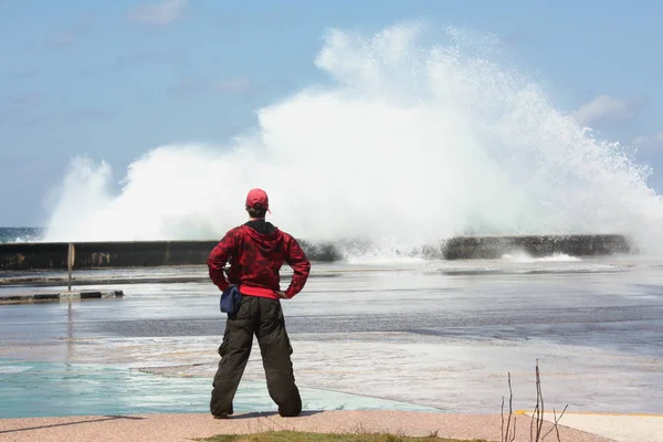 Atlantik Okyanusu raged. Dolgu su altına alındı.