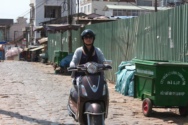Bir kadın motosiklet sürmek. Vietnam, Dalat motobike 