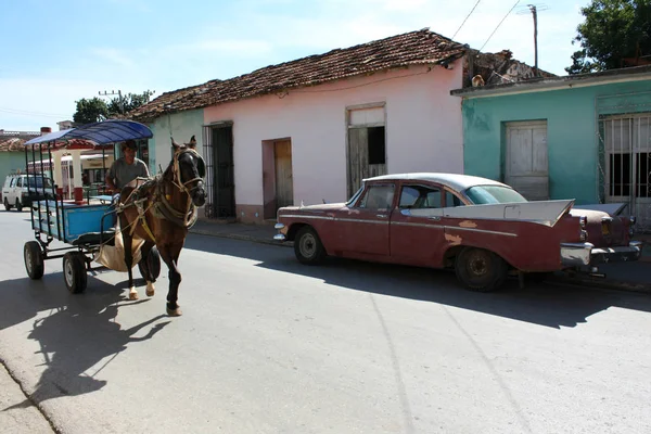 At arabası ve eski Amerikan arabası. Küba, Trinidad