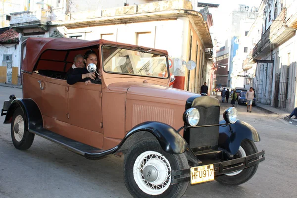 Havana sokaklarında trafik. Eski kahverengi araba. Küba