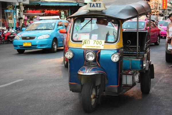Taksi Moto. Üç tekerlekli araç. Renkli arabalar. Bangkok