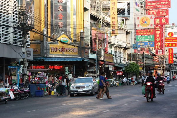 Bangkok Çin Mahallesi. Merkez Sokağı. Ağır trafik
