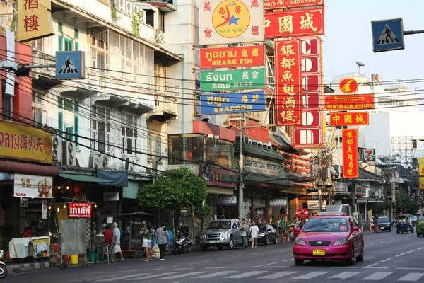 Bangkok Çin Mahallesi. Ana sokakta trafik-Yaowarat yolu
