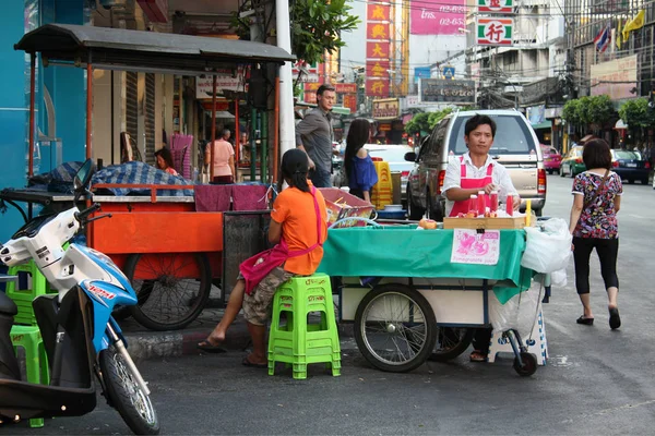Bangkok Çin Mahallesi. Tayland sokak yemeği. Makashnitsa mı? Nar suyu satışı