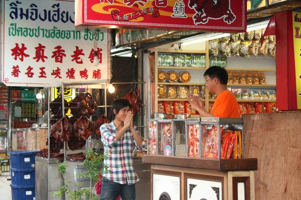 Çin bölgesinde alışveriş yapın. Bangkok, Tayland. Pekin ördek. Çin ürünleri