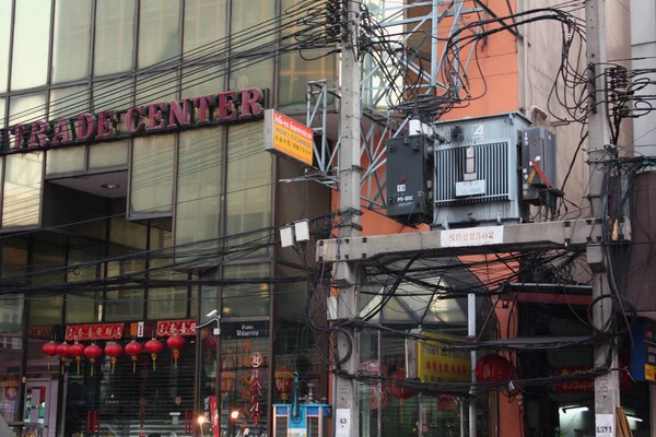 Bangkok Çin Mahallesi. Çin kırmızı fenerleri. Elektrik sokak telleri. Trafo