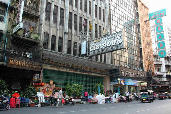 Bangkok Çin Mahallesi. Büyük gri bir ev. Mavi arka planda kırmızı hiyeroglifleri