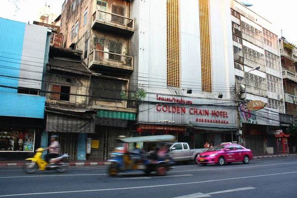 Bangkok Çin Mahallesi. Trafik. Eski evler. Pembe taksi