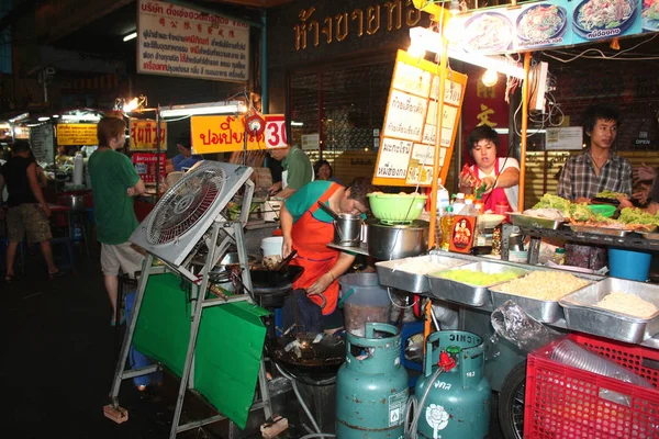 Bangkok Çin Mahallesi. Sokak yemeği. Gece. Mobil Mutfak kafesi. Tayland yemekleri