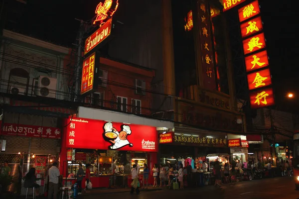 Chinatown Bangkok 'ta. Gece. Ana sokakta trafik-Yaowarat yolu