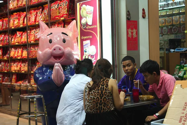 Chinatown Bangkok 'ta. Gece. Sokak Cafe. Taylandlı aile akşam yemeği