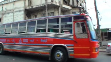 Turuncu retro otobüs gezileri. Vahşi maymun sürüsü eski binanın etrafında koşuşturdu.