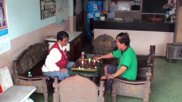 タイの男女はチェスをする — ストック動画