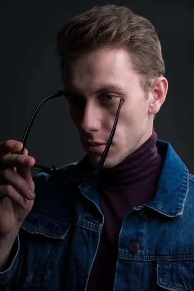 Retrato Perto Jovem Olhar Para Câmara Usar Óculos Estilo Jeans — Fotografia de Stock