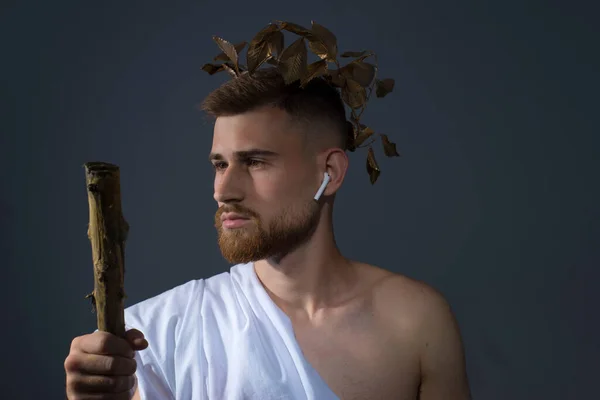 Древнегреческий Бородатый Бог Беспроводных Наушниках Слушает Музыку Лавровом Венке Посохом — стоковое фото