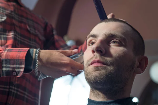 Corte Cabelo Jovem Com Escudo Uma Barbearia Usando Uma Máquina — Fotografia de Stock