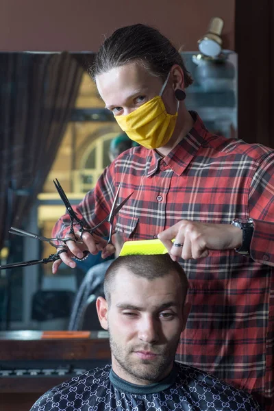 Cabeleireiro Coronavírus Com Uma Máscara Protetora Corta Jovem Uma Barbearia — Fotografia de Stock