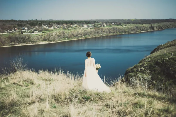 Piano Generale Ritratto Dal Retro Una Giovane Sposa Piedi Con — Foto Stock