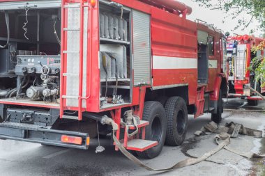 Kırmızı itfaiye aracı, genel plan. Olay yerindeki itfaiyenin işi. Yangını söndürüyorum. Yangın tehlikesi