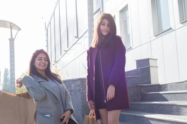 Két Gyönyörű Mosolygós Indiai Lánytestvér Öko Bevásárlószatyrokkal Hipermarketben Lemegy Lépcsőn — Stock Fotó