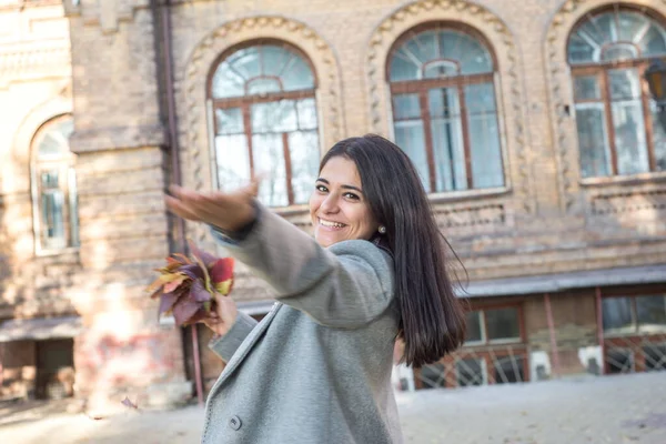 Retrato Una Hermosa Chica India Sonriente Girando Bailando Con Hojas — Foto de Stock