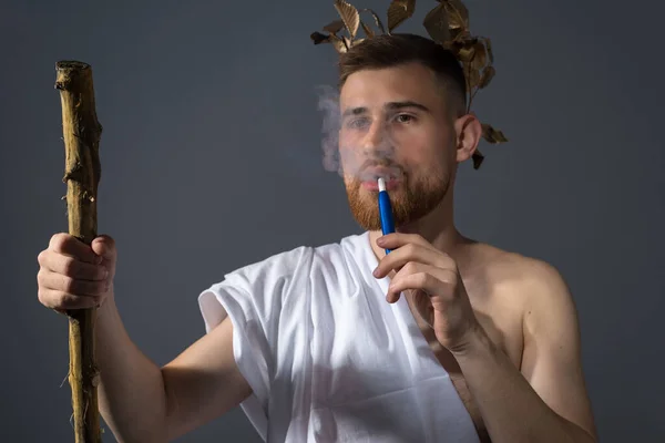 Бородатый Бог Курит Электронную Сигарету Молодой Парень Облике Древнегреческого Бога — стоковое фото