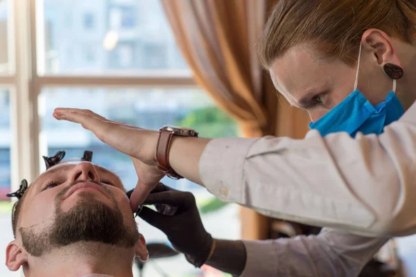 Frisör Klipper Skäggig Ung Kille Med Hårtrimmer Kammar Håret Huvudet — Stockfoto