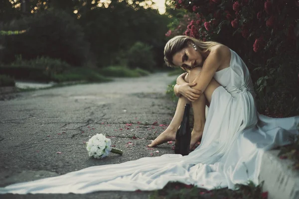 Einsame Braut Die Hochzeitstag Geworfen Wird Alkohol Aus Einer Flasche — Stockfoto