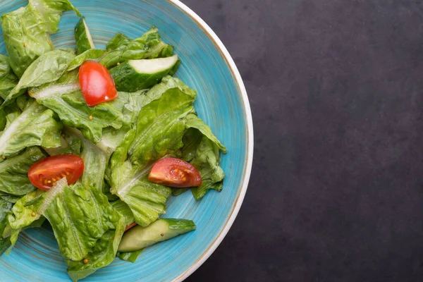 Sallad Med Grönsaker Och Grönt Träbord Närbild Färsk Grönsakssallad Med — Stockfoto