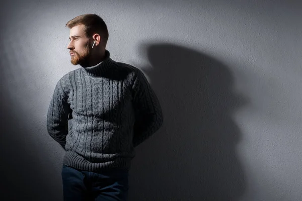 Studio Portret Van Een Jonge Man Met Een Baard Van — Stockfoto