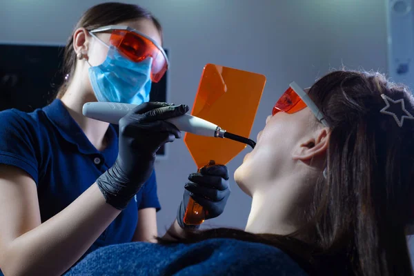 Porträt Eines Zahnarztes Der Das Verfahren Der Professionellen Zahnaufhellung Mittels — Stockfoto