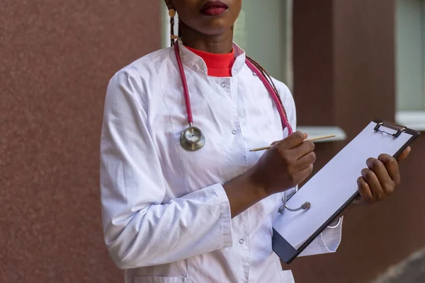 Afroamericana Infermiera Nera Giovane Donna Medico Cappotto Bianco Con Fonendoscopio — Foto Stock