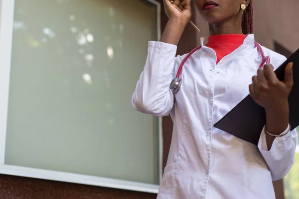 Афроамериканська Медсестра Чорна Жінка Лікар Білому Пальто Фонендоскопом Тримає Папку — стокове фото
