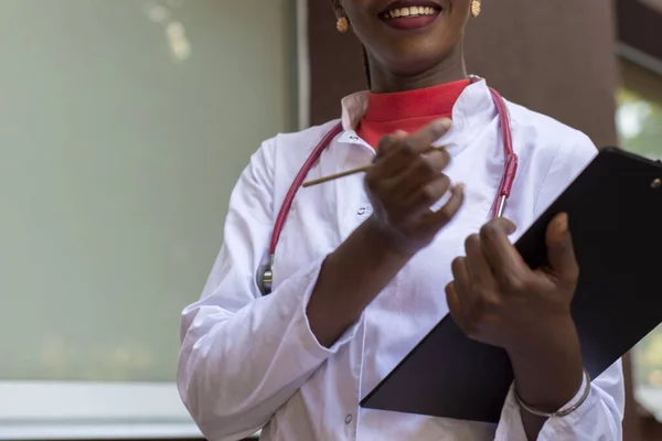 아프리카계 미국인 간호사 흑인젊은 의사는 코트를 축음기 내시경을 가지고 주변에 — 스톡 사진
