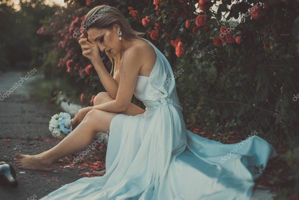 Triste Novia Fuma Cigarrillo Bebe Alcohol Sobre Fondo Fondo Floral